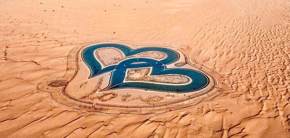 Hồ nước trái tim độc lạ ở Dubai