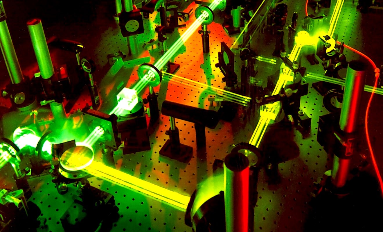 Cường độ chùm laser mới, phá kỷ lục trước đó là 1.022 W/cm2