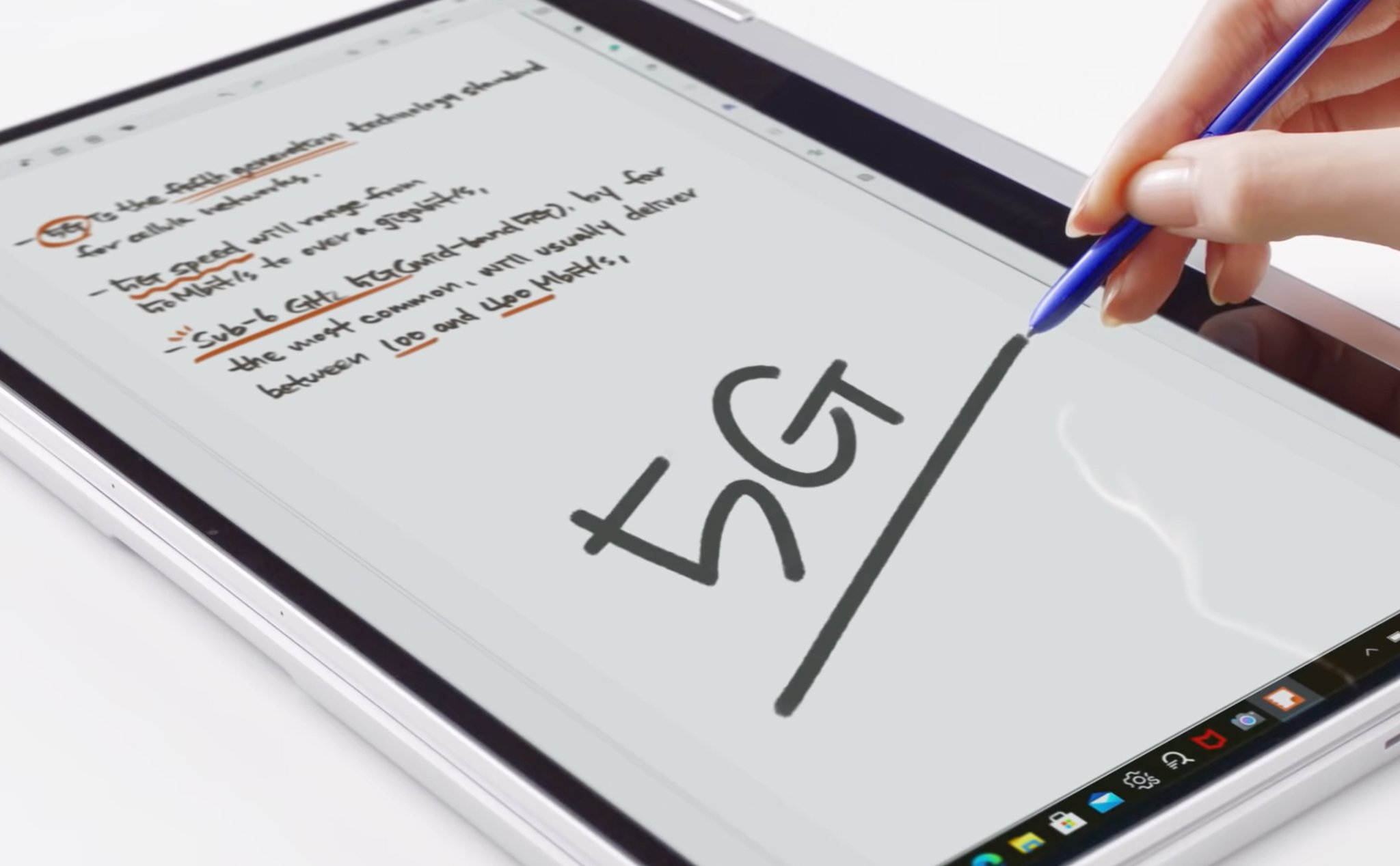 Máy tính xách tay màn hình OLED giá rẻ của Samsung ra mắt