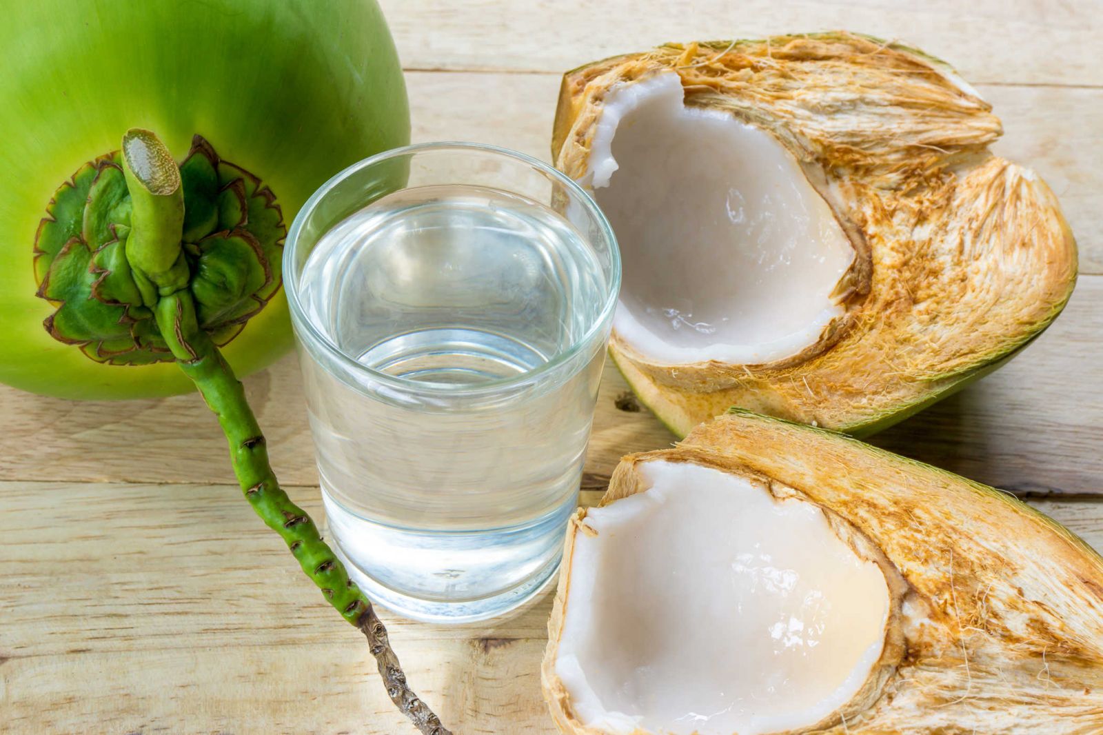 Nước dừa có chứa nhiều vitamin và khoáng chất rất tốt cho mẹ bầu